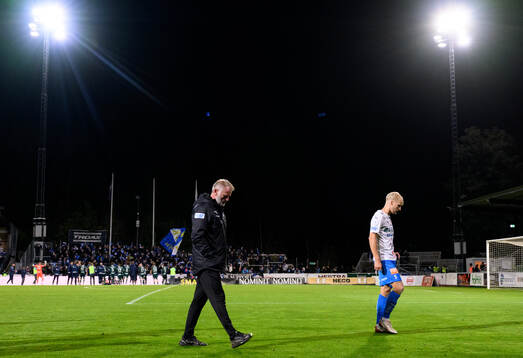 Värnamos tränare Arne Sandstø och Victor Larsson deppar