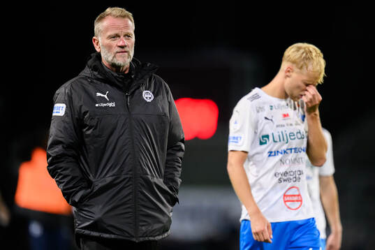 Värnamos tränare Arne Sandstø och Victor Larsson deppar