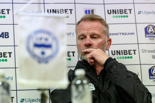 Värnamos tränare Arne Sandstø på en presskonferens
