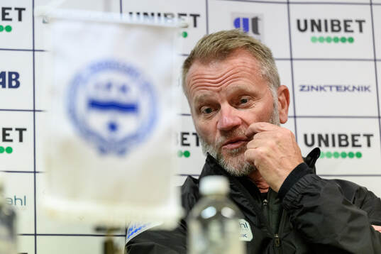 Värnamos tränare Arne Sandstø på en presskonferens