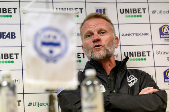 Värnamos tränare Arne Sandstø på en presskonferens