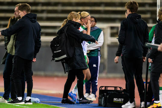 Hammarbys Stina Lennartsson lämnar planen skadad