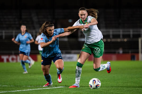 Djurgårdens Alexsandra Lobanova och Hammarbys Vilde Hasund