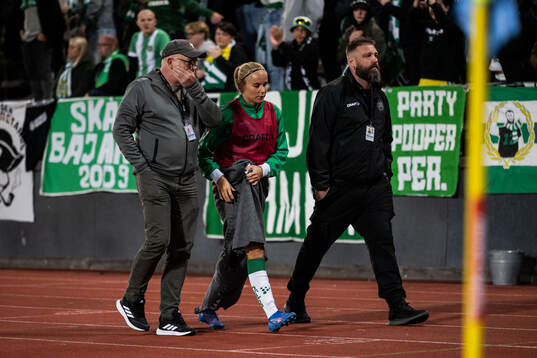 Hammarbys Stina Lennartsson lämnar planen skadad