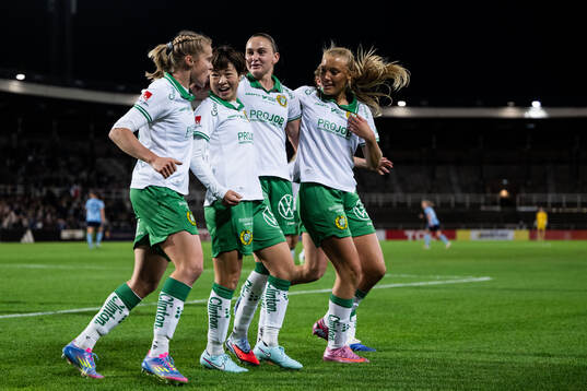 Hammarbys Asato Miyagawa jublar med Julie Blakstad, Vilde