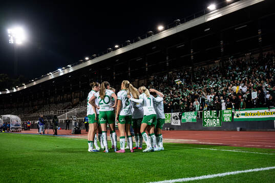 Hammarbys Asato Miyagawa jublar med lagkamrater