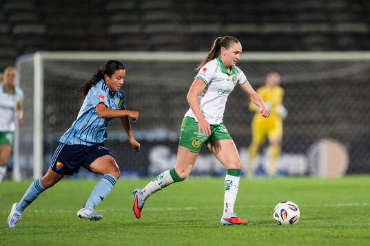 Djurgårdens Annika Svensson och Hammarbys Vilde Hasund