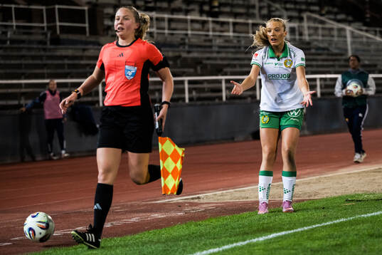 Hammarbys Smilla Holmberg reagerar mot linjedomare Josefine