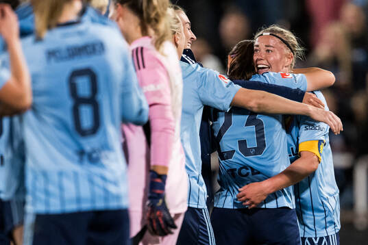 Djurgårdens Urara Watanabe och Therese Åsland jublar