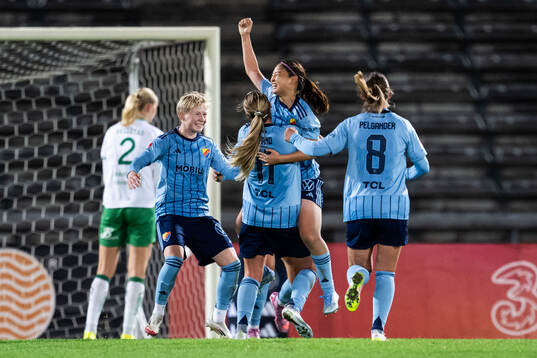 Djurgårdens Urara Watanabe jublar med Olivia Ulenius och