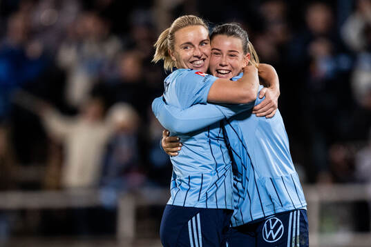 Djurgårdens Mimmi Larsson och Elsa Pelgander jublar