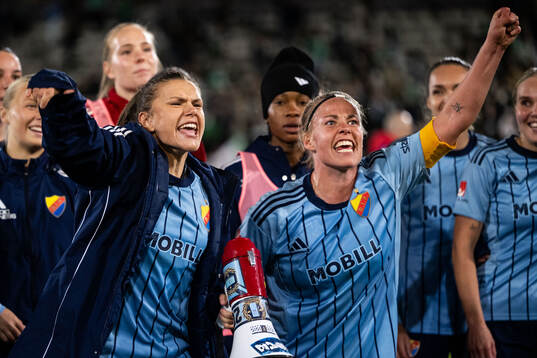 Djurgårdens Alexsandra Lobanova och Therese Åsland jublar