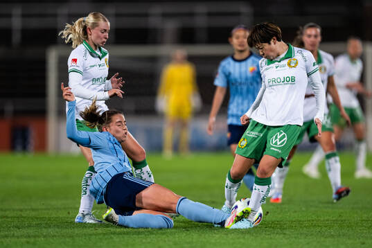 Djurgårdens Elsa Pelgander mot Hammarbys Emilie Joramo och