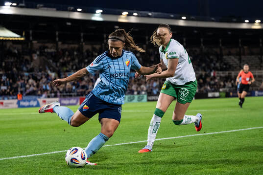 Djurgårdens Alexsandra Lobanova och Hammarbys Vilde Hasund