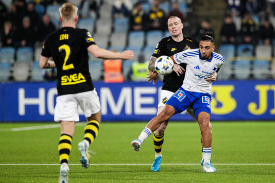 AIKs Thomas Poppler Isherwood och IFK Norrköpings Moutaz