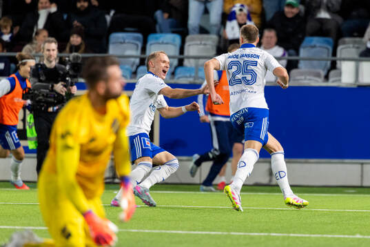 IFK Norrköpings Marcus Baggesen jublar med Kevin Höög