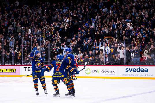 Djurgårdens August Berg jublar med lagkamrater
