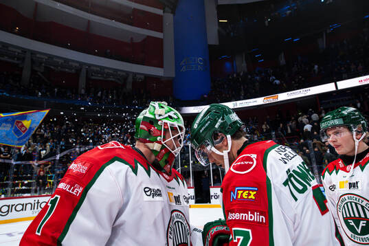 Frölundas målvakt Lars Johansson jublar med Henrik