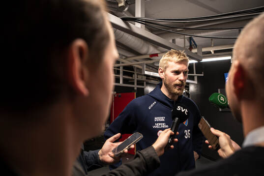 Djurgårdens målvakt Magnus Hellberg pratar med media