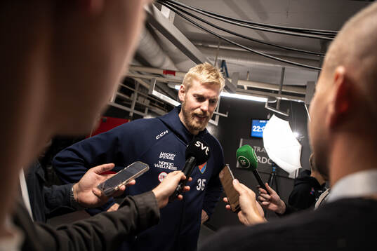 Djurgårdens målvakt Magnus Hellberg pratar med media