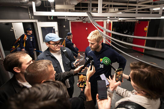 Djurgårdens målvakt Magnus Hellberg pratar med media