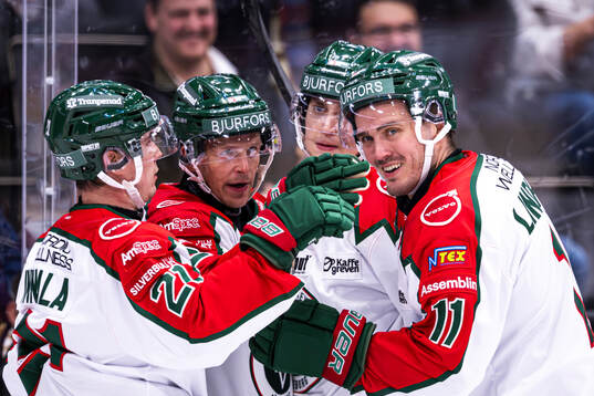 Frölundas Max Friberg jublar med lagkamrater