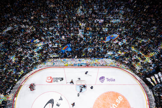 Frölundas Jacob Peterson jublar med lagkamrater