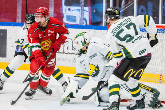 Moras Ethan De Jong och Östersunds målvakt Carl Lidö