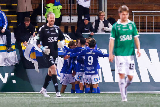 GIF Sundsvalls Ture Sandberg jublar med lagkamrater