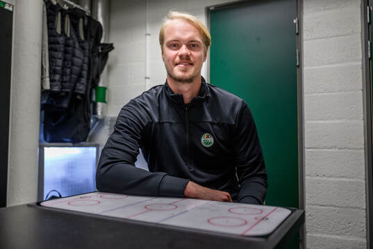 Rögles assisterande tränare i U16 Jakob Bondesson