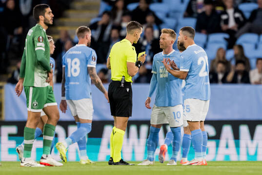 Referee Manfredas Lukjancukas  with Anders Christiansen and