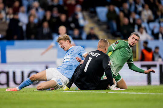 Hugo Bolin of Malmö FF against goalkeeper Sergio Padt and