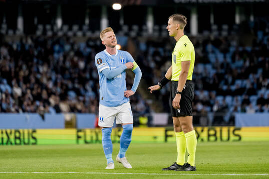 Anders Christiansen of Malmö FF and referee Manfredas