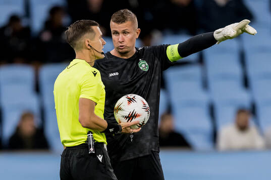 Referee Manfredas Lukjancukas and goalkeeper Sergio Padt of