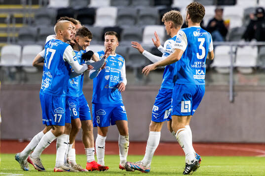 Oddevolds Emir Derviskadic jublar med lagkamrater