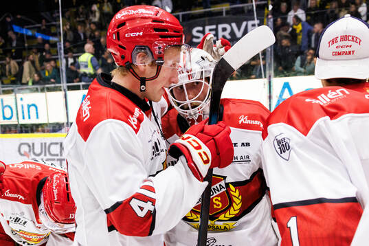 Almtunas Anton Ohlsson och målvakt Viktor Andrén jublar