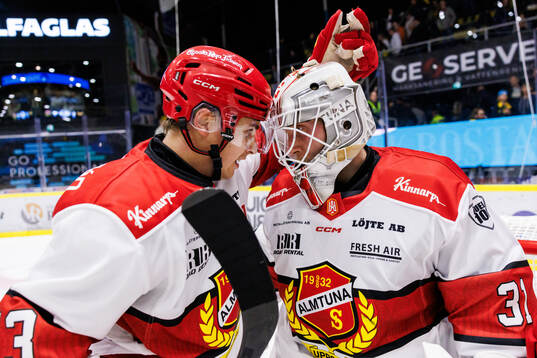 Almtunas Frederik Schlyter och målvakt Viktor Andrén