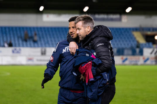 Örgrytes Tobias Sana får en kram