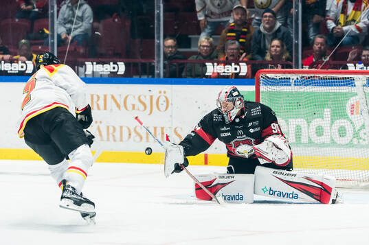 Brynäs Jack Kopacka och Malmö Redhawks målvakt Marek
