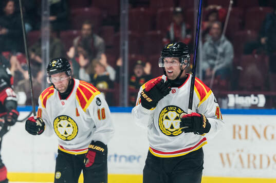 Brynäs Johan Larsson och Greg Scott jublar