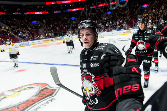 Malmö Redhawks Topi Niemelä jublar