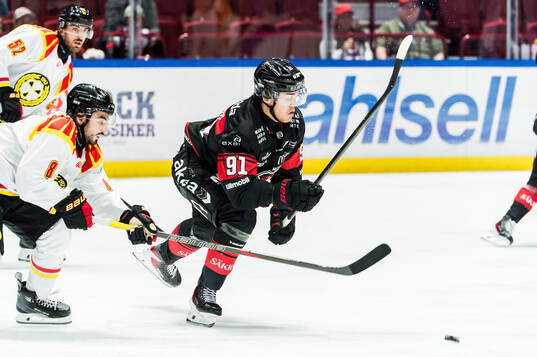Brynäs Bobby Trivigno och Malmö Redhawks Axel Sundberg