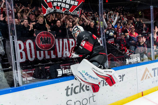 Malmö Redhawks målvakt Marek Langhamer jublar