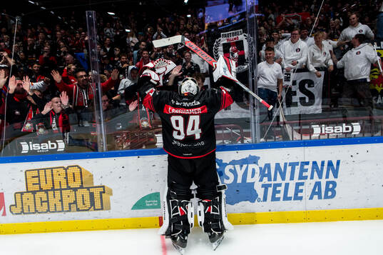 Malmö Redhawks målvakt Marek Langhamer och supportrar