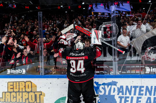 Malmö Redhawks målvakt Marek Langhamer och supportrar