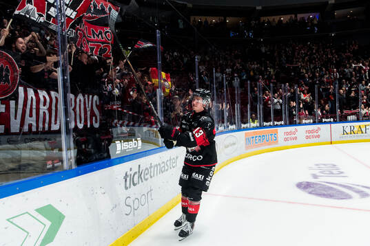 Malmö Redhawks Petter Vesterheim och supportrar jublar