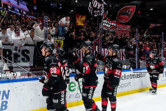 Malmö Redhawks spelare och supportrar jublar