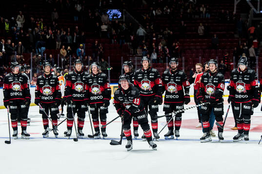 Malmö Redhawks Petter Vesterheim och spelare jublar