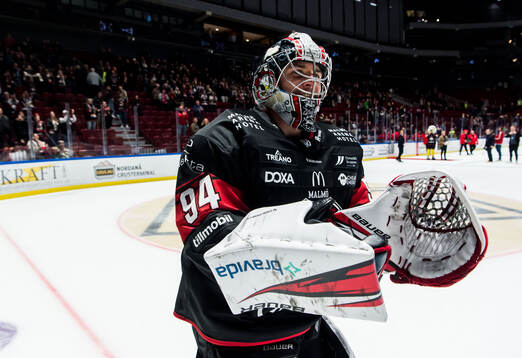 Malmö Redhawks målvakt Marek Langhamer jublar