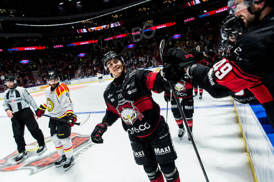 Malmö Redhawks Axel Sundberg jublar